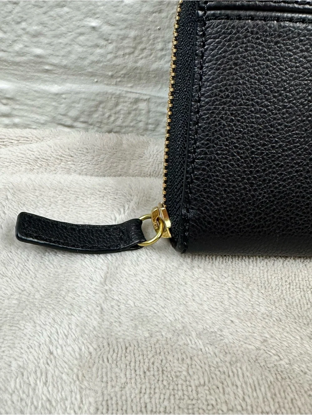 Fossil Black Cowhide Leather Zip Around Wallet Gold Hardware Pebbled Clutch